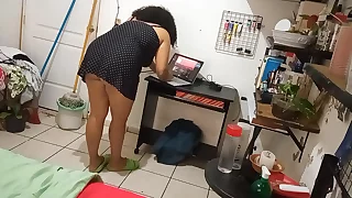 Milf madurita haciendo limpieza en su cuarto 3